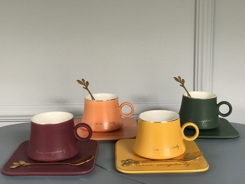 Фарфоровая кружка с подставкой Tracery