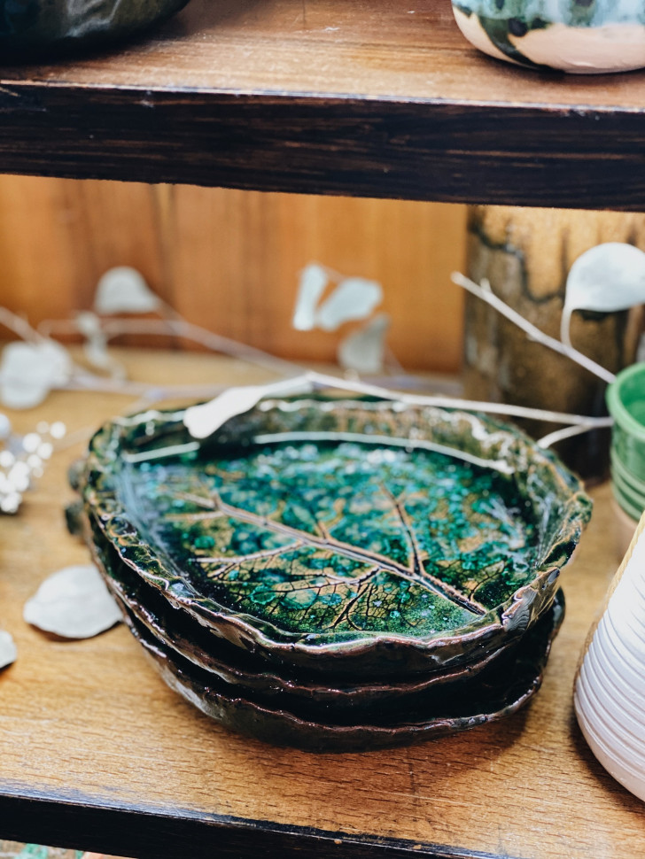 Зеленая керамическая тарелка Leaf