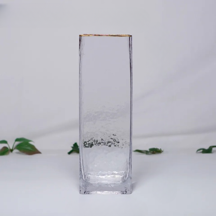 Ваза с золотым ободком Quadrate