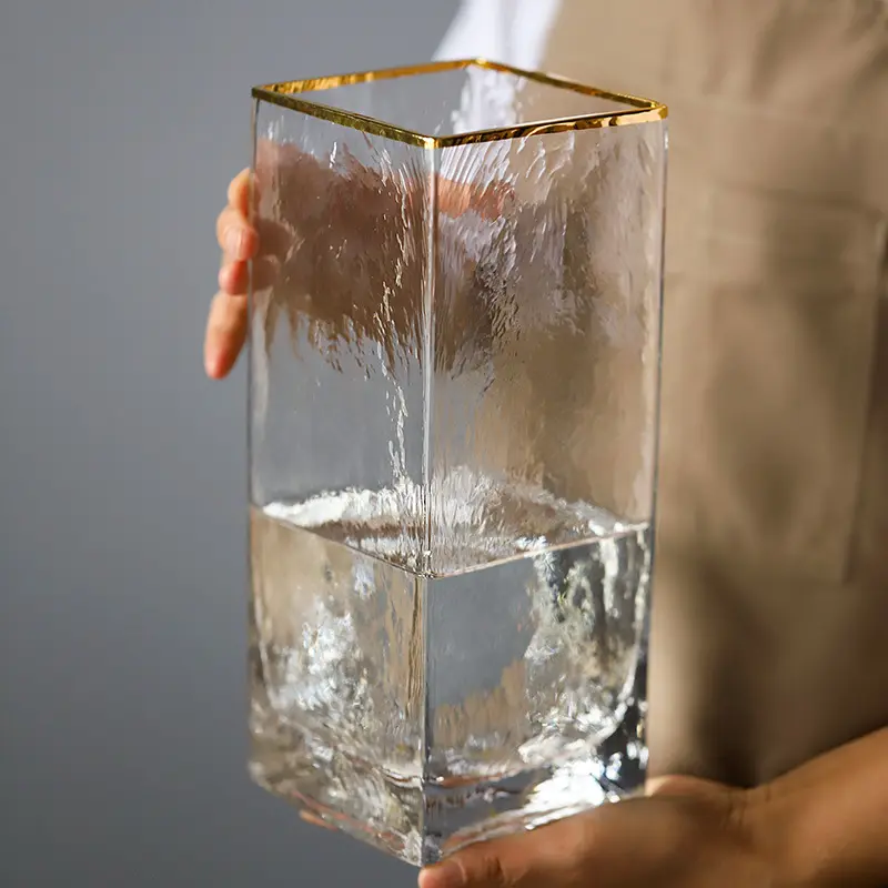 Ваза с золотым ободком Quadrate