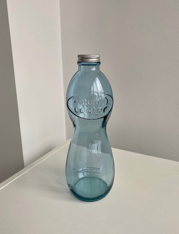 Стеклянная бутылка в крышкой Water
