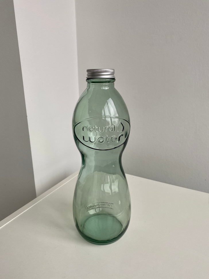 Стеклянная бутылка в крышкой Water