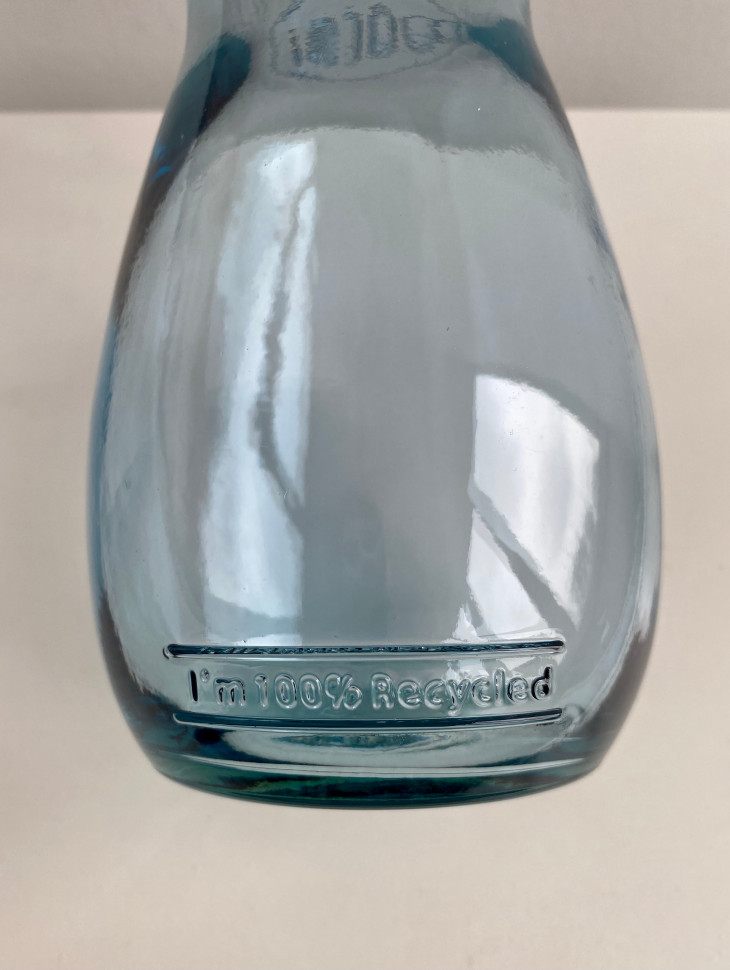 Стеклянная бутылка в крышкой Water