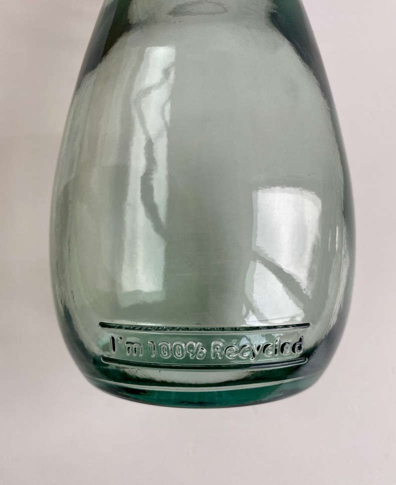 Стеклянная бутылка в крышкой Water