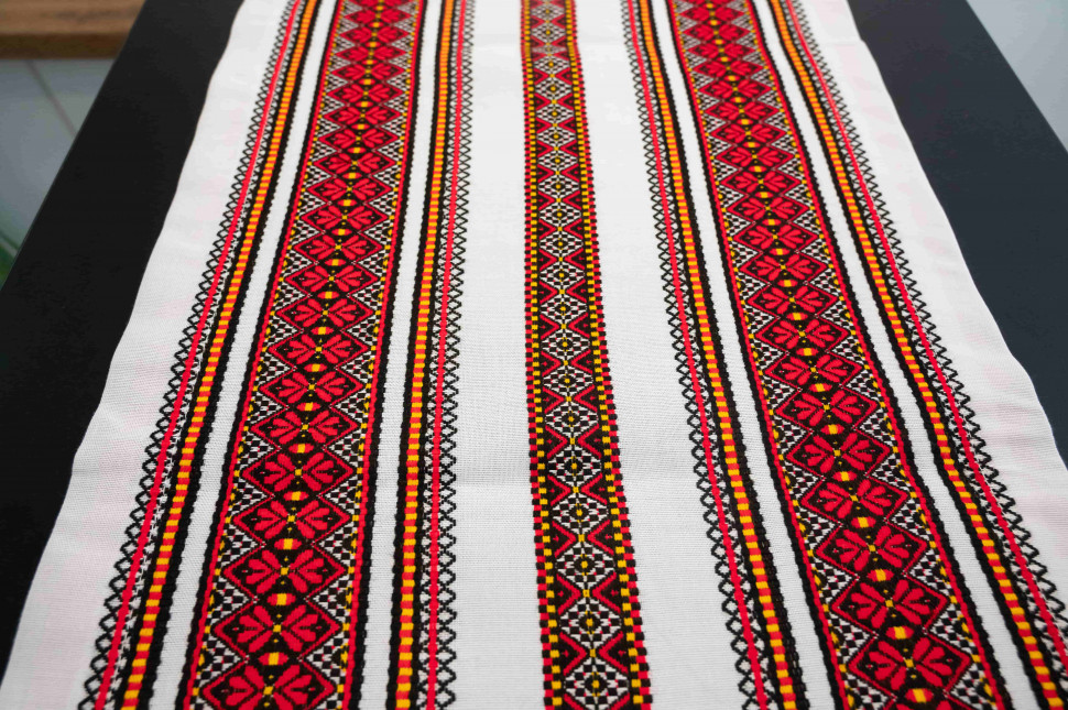 Вишита доріжка-скатертина та серветки Ethnic