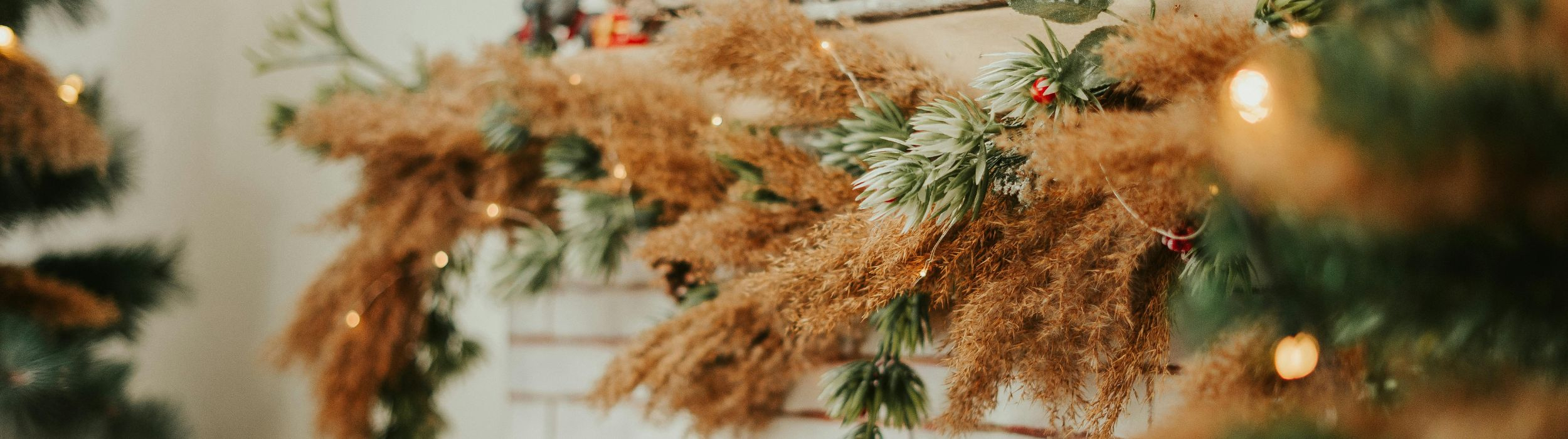 Гирлянды и елочные игрушки